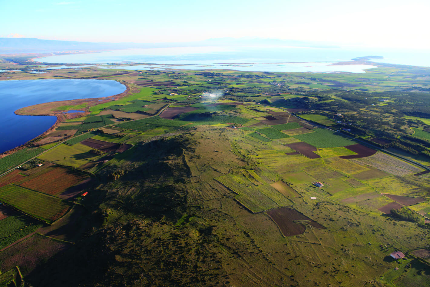 Su Pranu, vista aerea dell'altipiano. Si nota distintamente la tessitura dei campi coltivati, sul lato sinistro lo stagno di Cabras e sullo sfondo lo stagno di Mistras sul golfo di Oristano