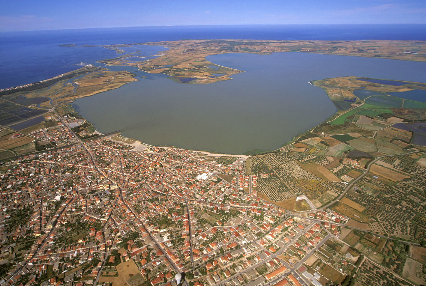 Vista aerea del centro urbano di Cabras e del sistema di stagni e lagune